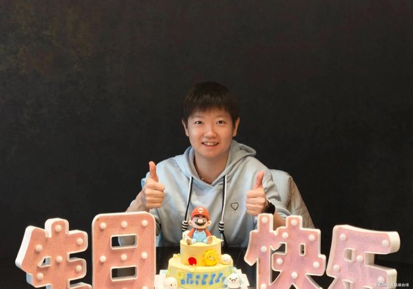 股巢网 11.4日，莎莎在北京出发，莎莎发文感谢大家的生日祝福