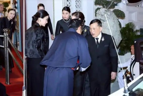 兴业配资 诗妮娜贵妃守灵结束剪去长发，单独出宫亮相素颜好美，泰王真心宠爱她